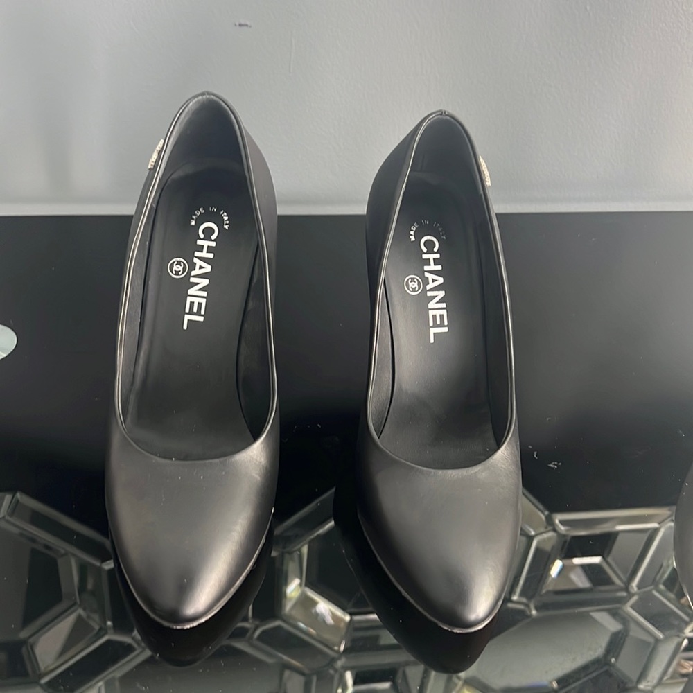 chanel cc pumps